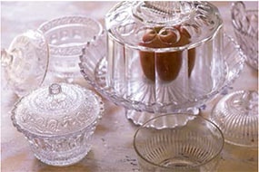 Carafes et verre blanc