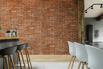 Vintage ton rouge ». Ces briques anciennes en terre cuite, présentées en parements, sont un gage d’authenticité. Elles se posent avec une colle spéciale. Une plaquette mesure 24 x 5,2 x 2,2 cm. A partir de 72 €/ m². www.brikelia.fr