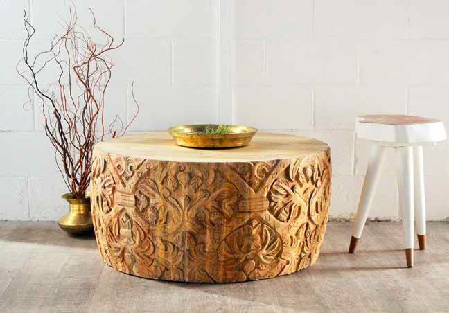Table basse en bois sculpté