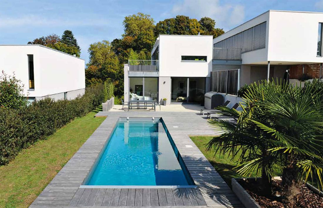 couloir de nage dans un jardin