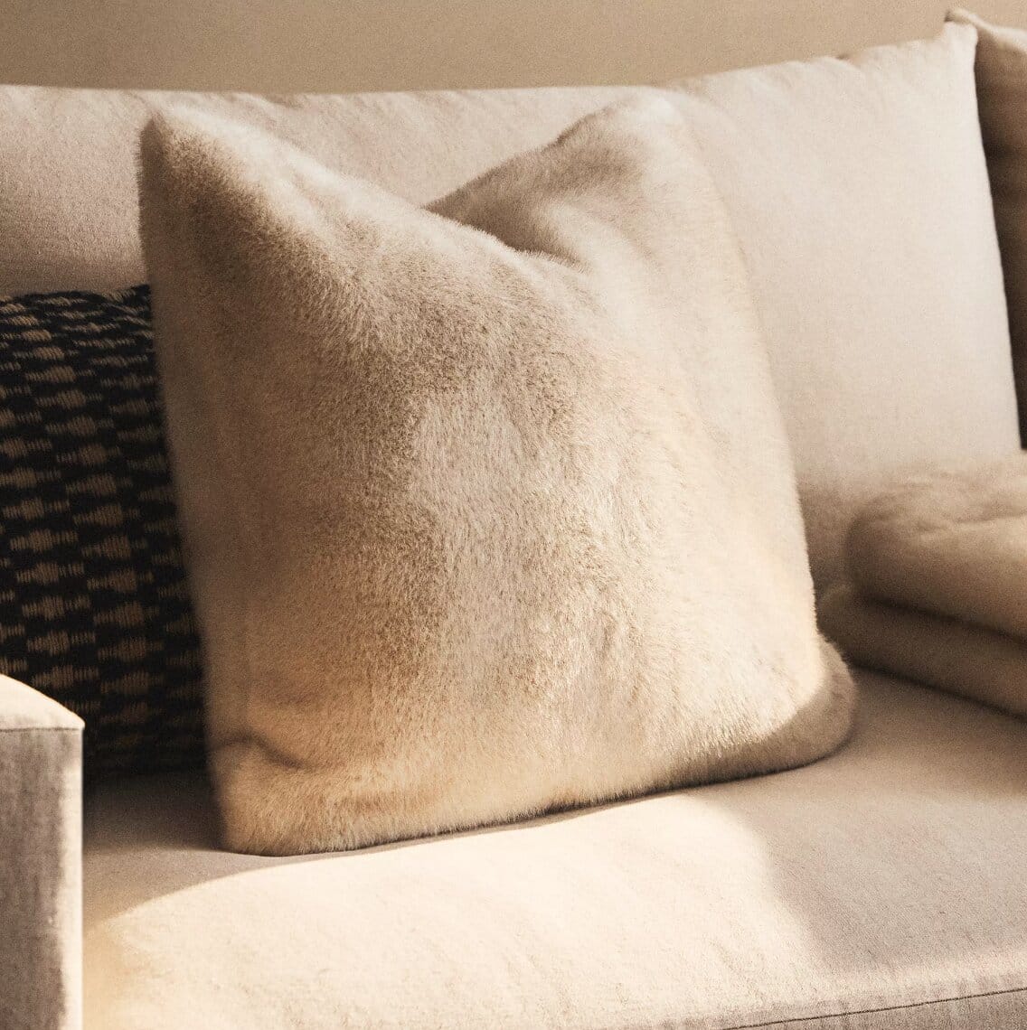 coussin en fourrure beige Zara Home