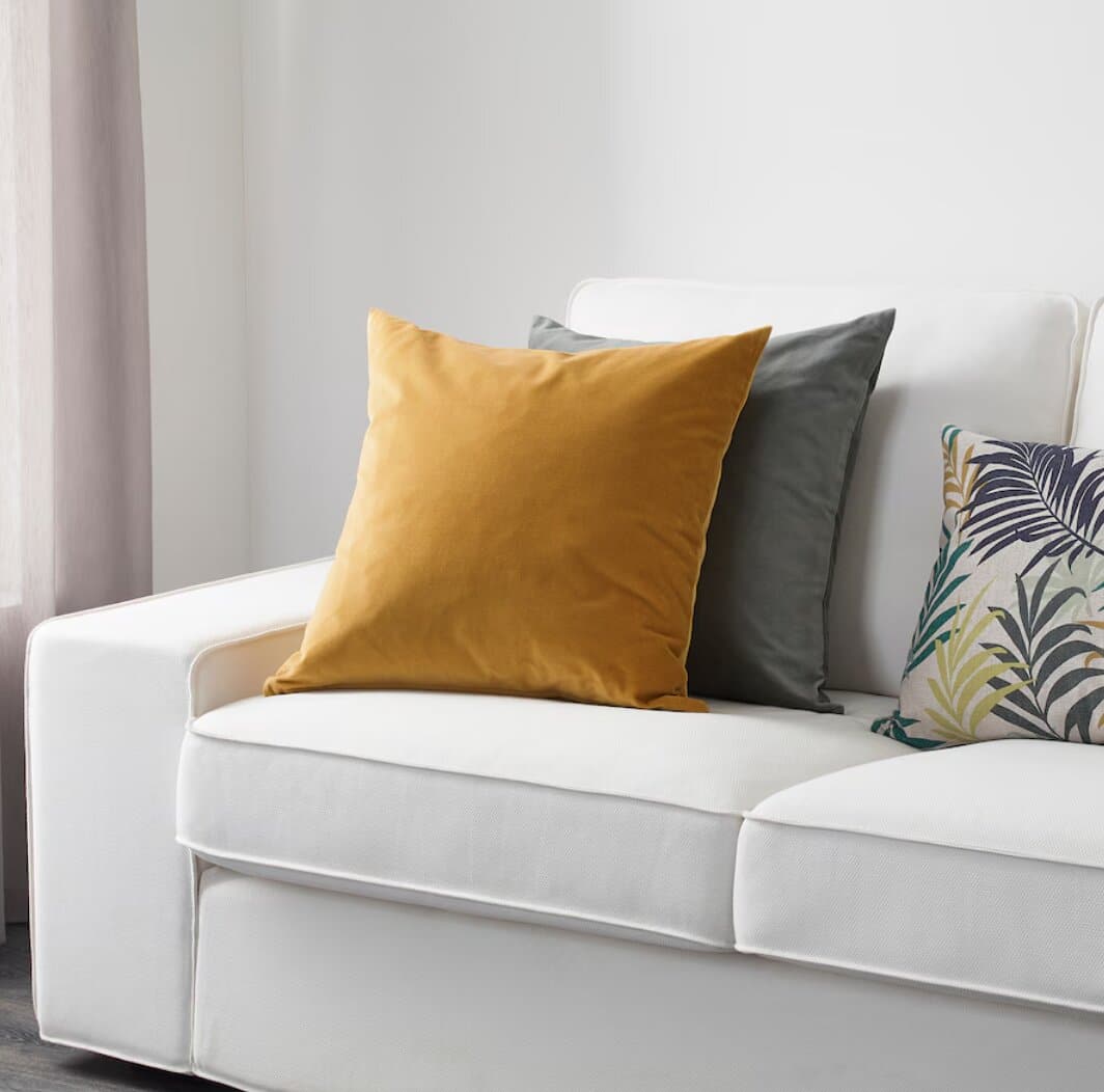 coussin en velours jaune moutarde