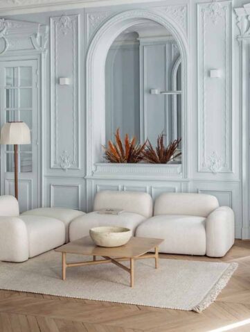 canapé blanc contemporain dans un salon haussmannien lumineux