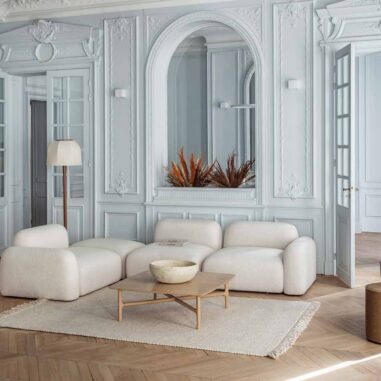 canapé blanc contemporain dans un salon haussmannien lumineux
