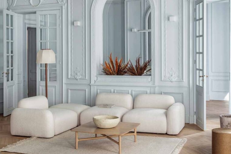 canapé blanc contemporain dans un salon haussmannien lumineux