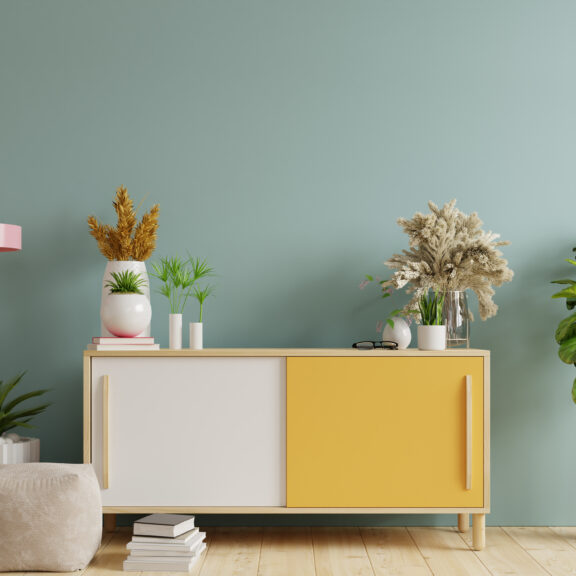 Association harmonieuse de couleurs en décoration intérieure dans un salon moderne chaleureux