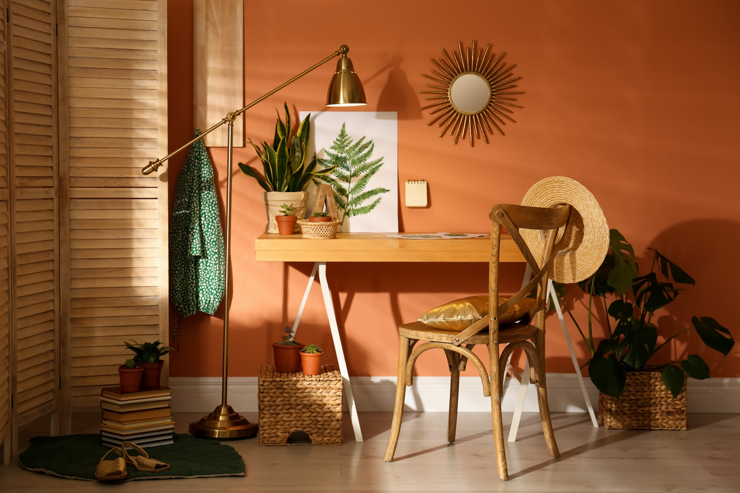 coin bureau chaleureux avec mur terracotta, mobilier en bois et décoration végétale
