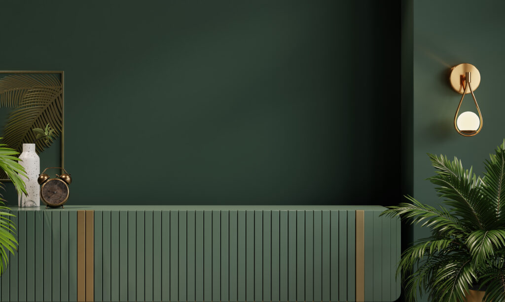 mur vert forêt dans un salon contemporain avec éclairage mural doré et ambiance végétale