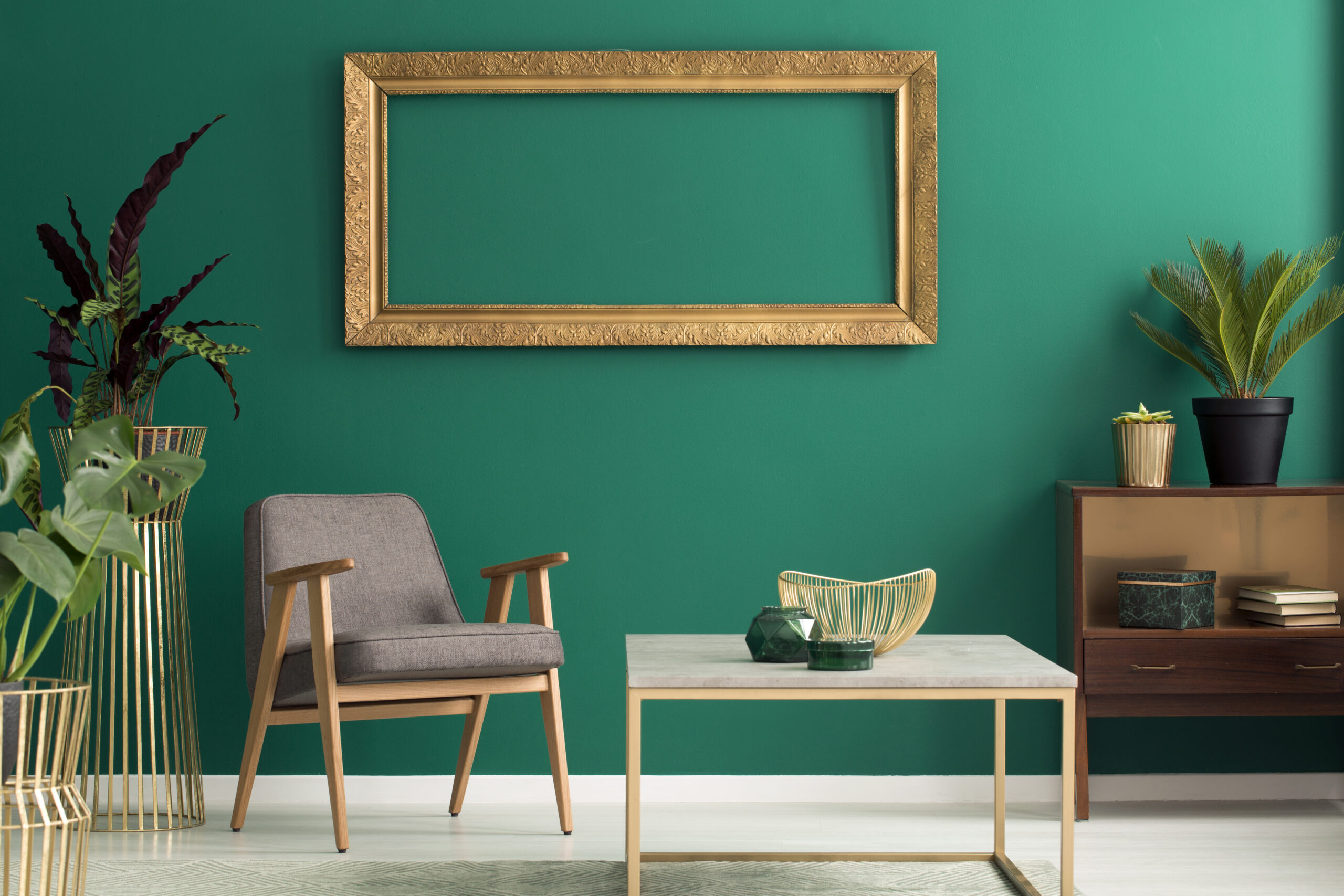 Mur vert forêt tendance 2026 dans un salon moderne avec mobilier en bois