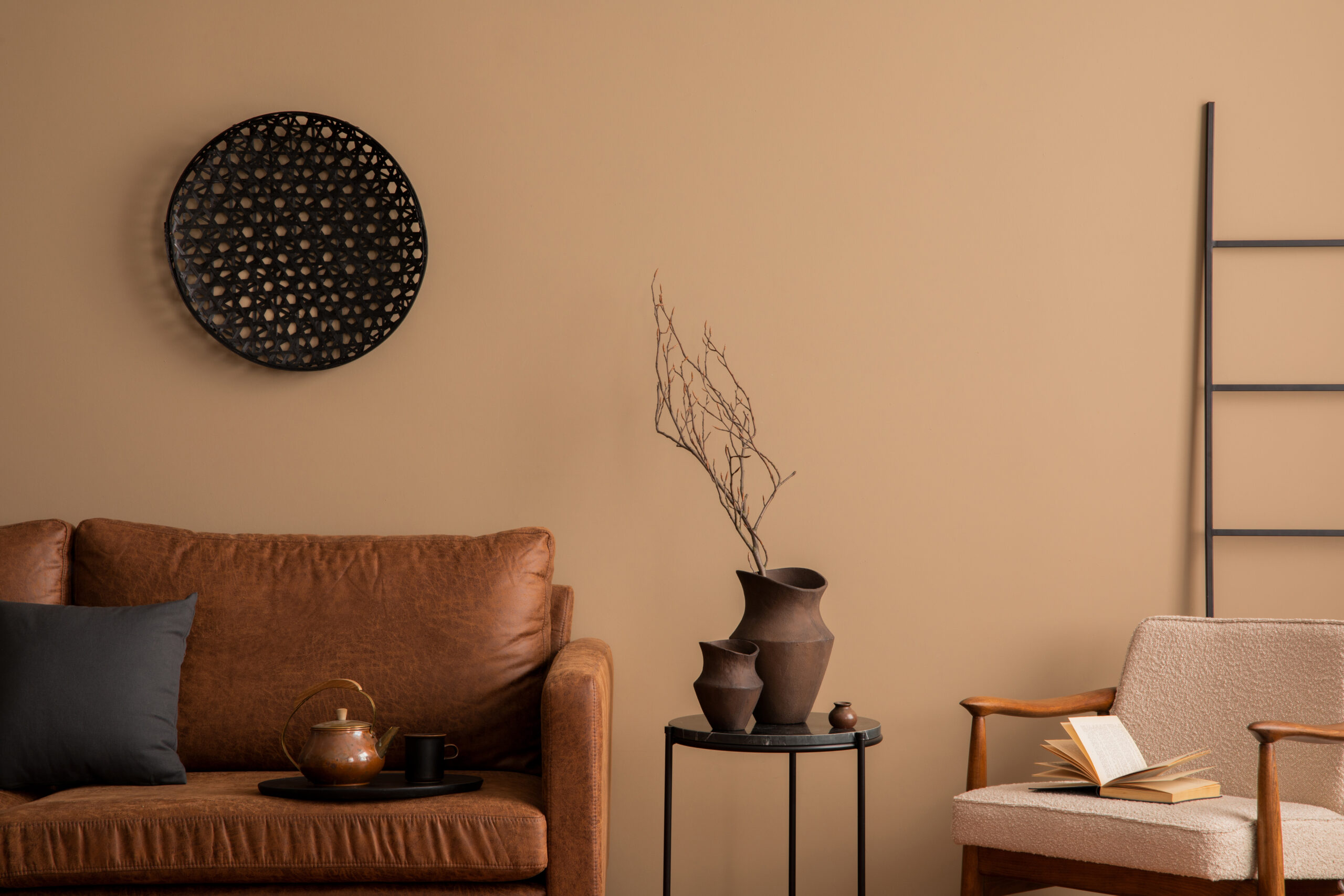 Mur en peinture mate aux tons chauds, tendance décoration intérieure 2026.