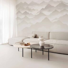 salon blanc minimaliste avec mur décoratif en relief