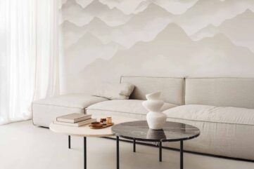 salon blanc minimaliste avec mur décoratif en relief