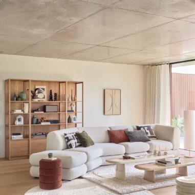 salon lumineux avec canapé blanc et bibliothèque en bois