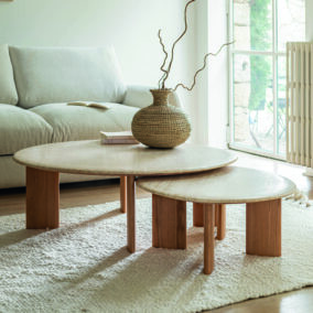 Table basse en travertin dans un salon lumineux décoration naturelle