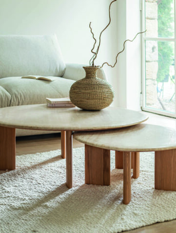 Table basse en travertin dans un salon lumineux décoration naturelle