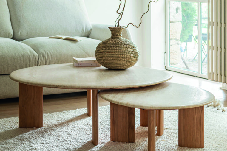 Table basse en travertin dans un salon lumineux décoration naturelle