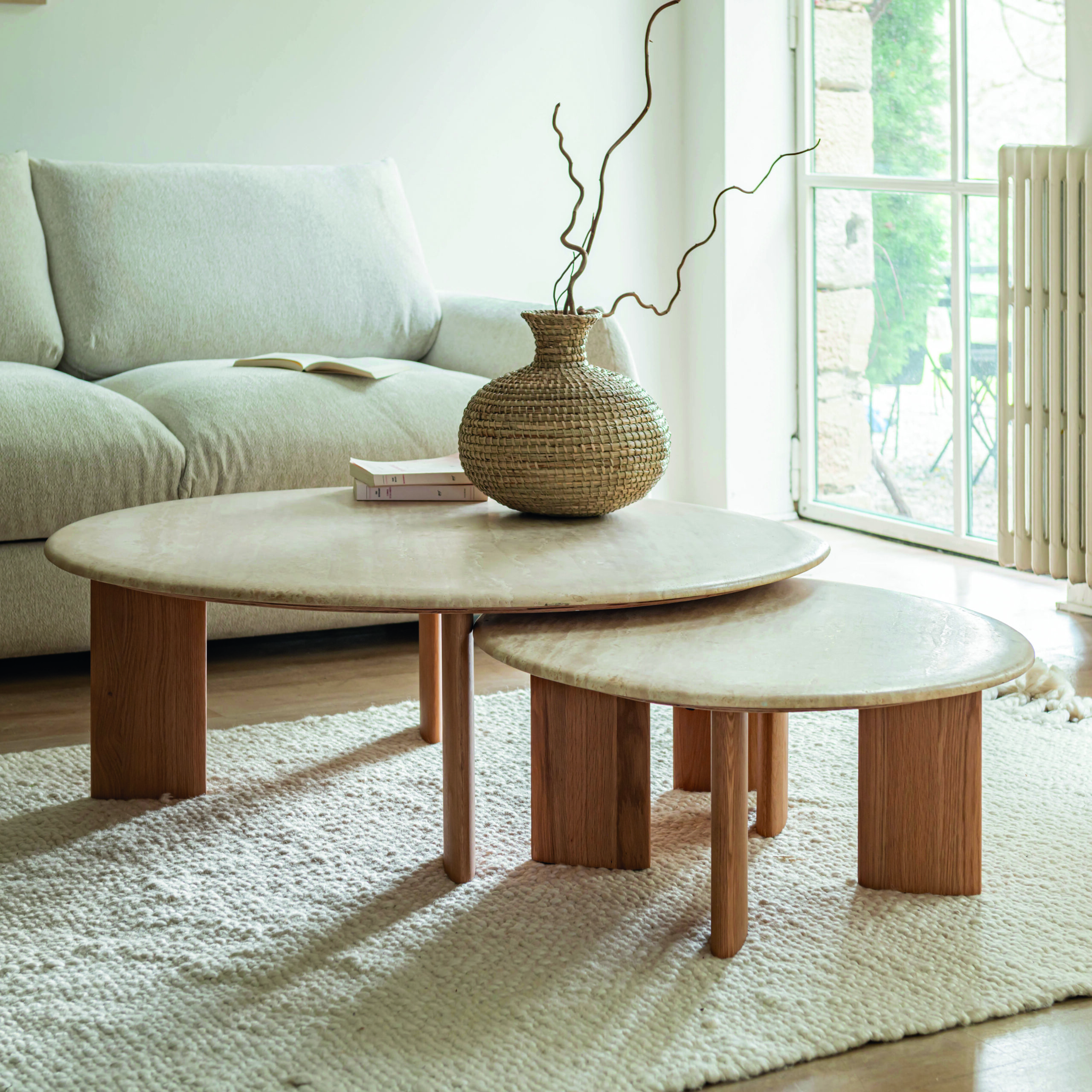 tables basses en bois clair dans un salon lumineux avec décoration naturelle et matières douces