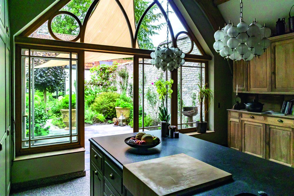 cuisine contemporaine avec plan de travail en pierre naturelle