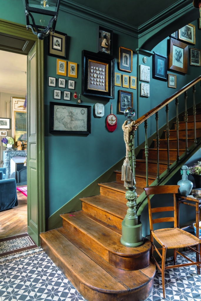 cadres disposés le long d’un escalier pour structurer l’espace intérieur