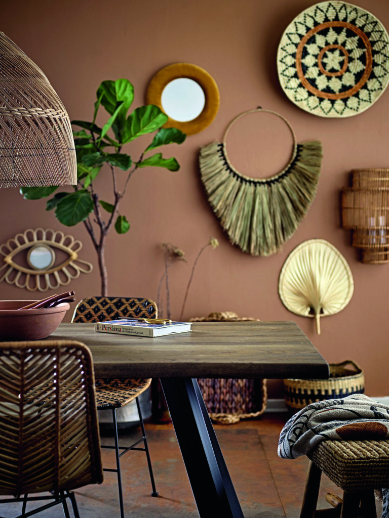 mur décoré avec cadres et objets dans une composition équilibrée