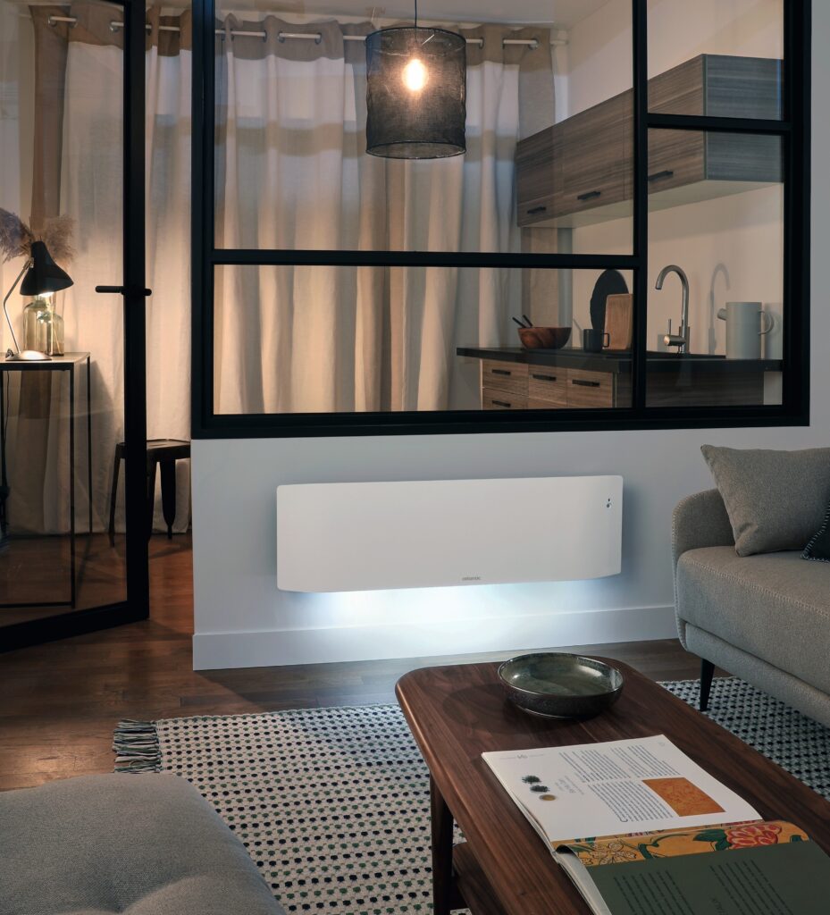 radiateur électrique moderne connecté dans un salon contemporain