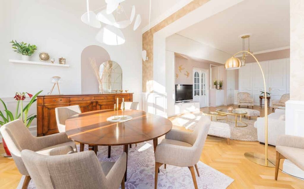 salle à manger lumineuse avec décoration blanche et mobilier bois