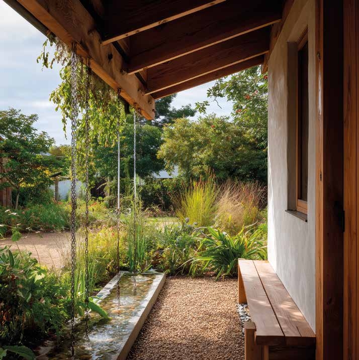 Chaîne de pluie japonaise guidant l’eau vers un bassin de récupération