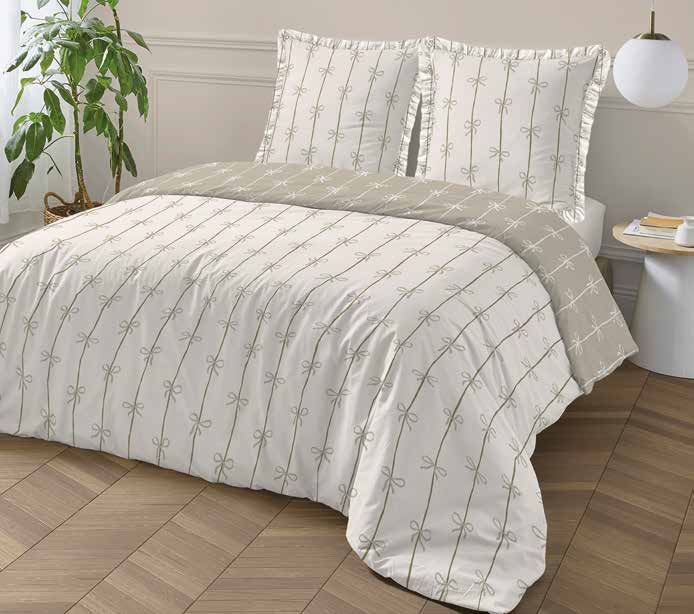 chambre lumineuse avec linge de lit blanc cassé à motifs