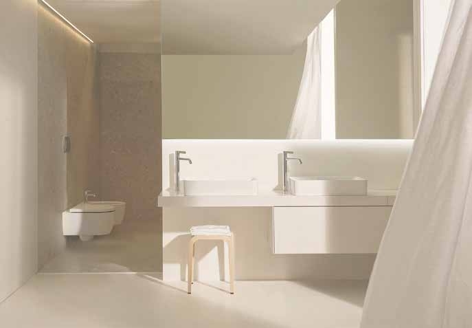 salle de bain lumineuse blanche et beige inspiration Cloud Dancer