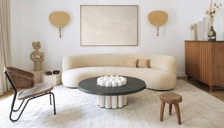 salon beige et blanc avec canapé arrondi et table basse design