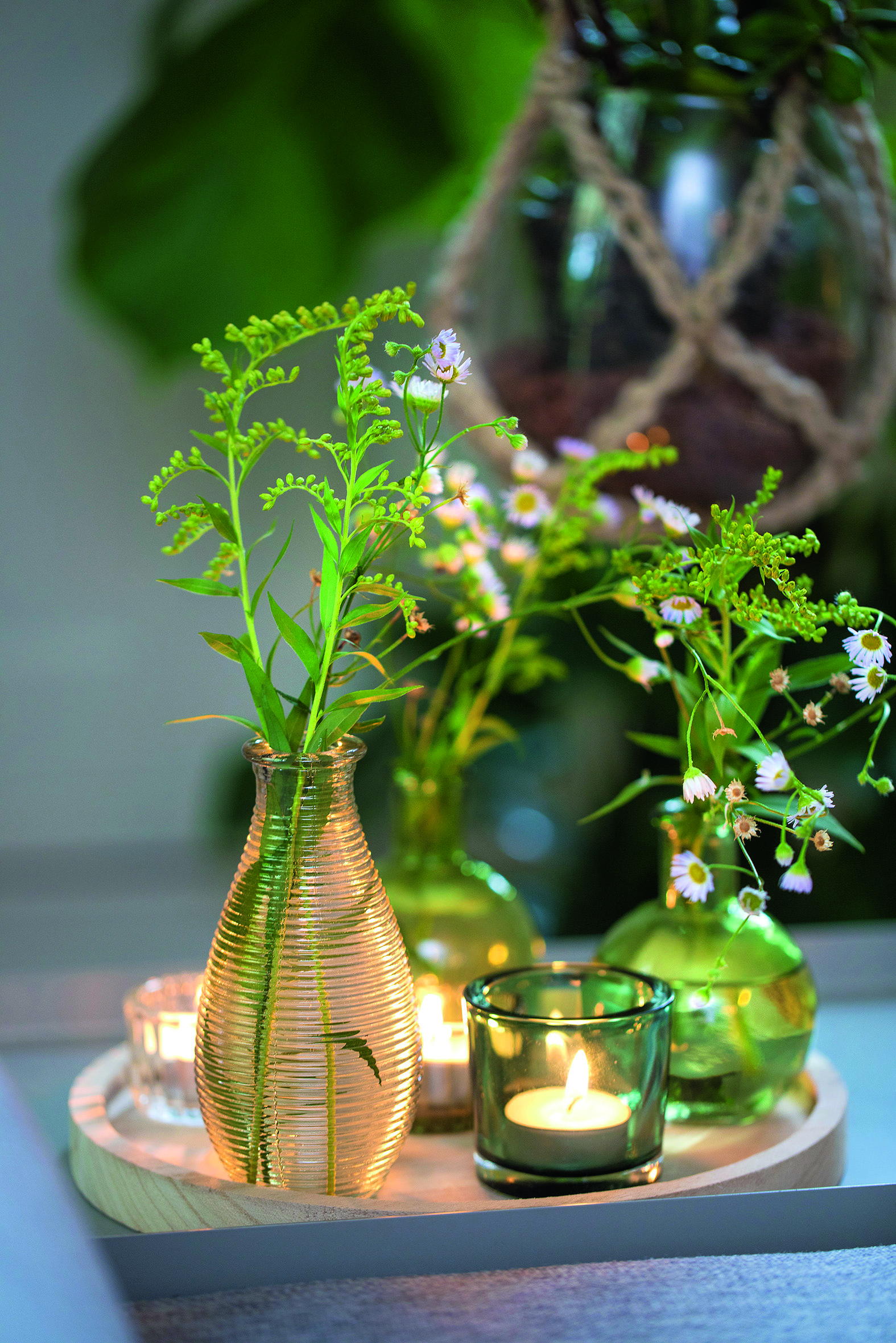composition florale dans des vases avec bougie décoration intérieure chaleureuse
