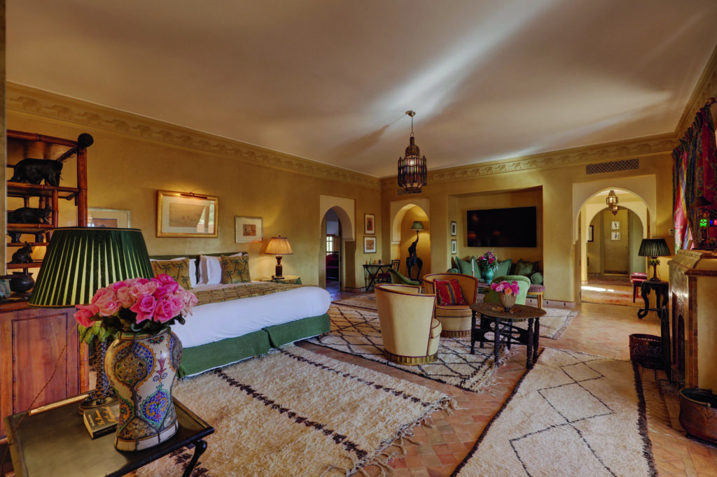 Suite d’hôtel marocain avec chambre élégante, salon spacieux et décoration traditionnelle chaleureuse
