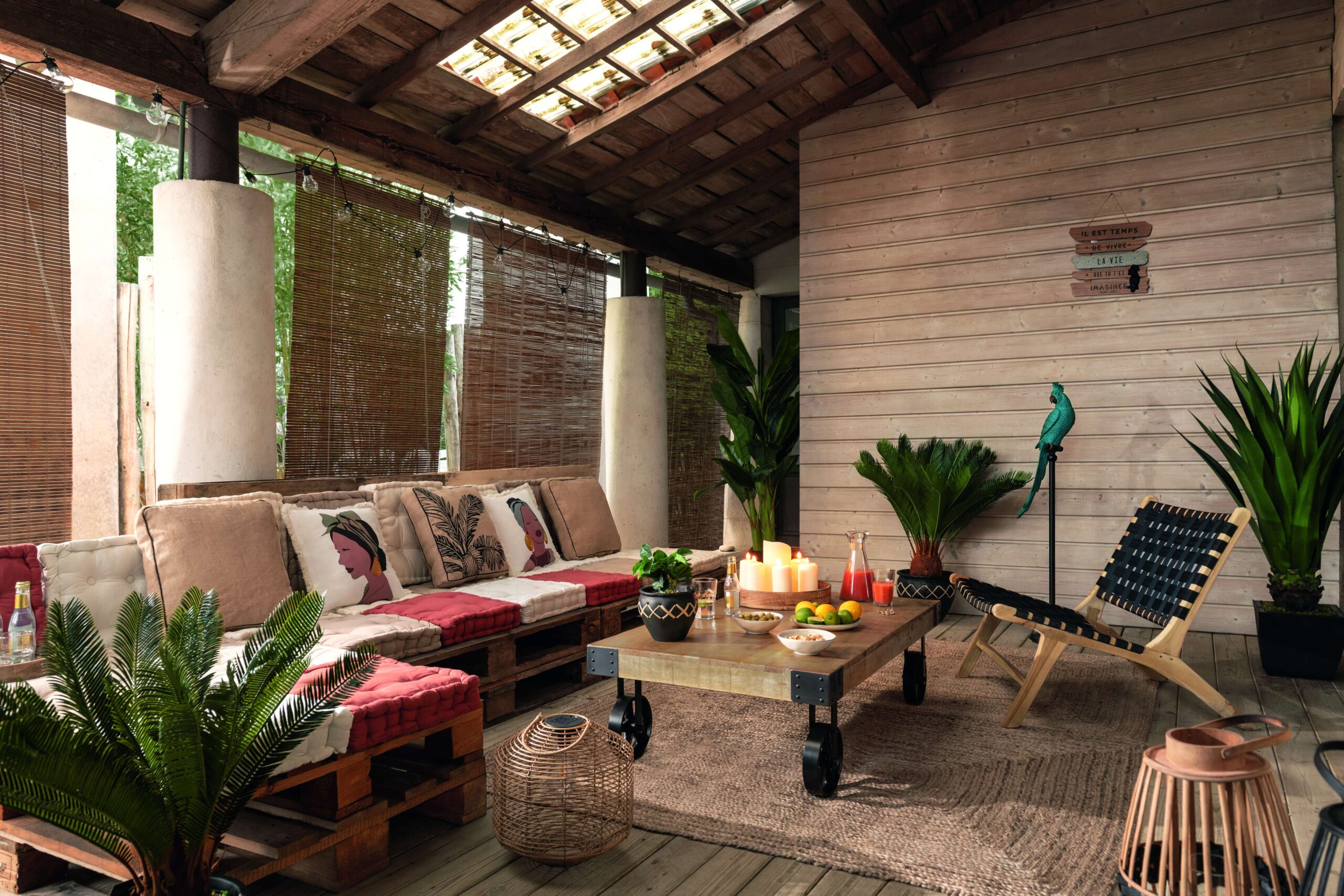 salon avec mobilier en bois et plantes d’intérieur dans une décoration naturelle et chaleureuse