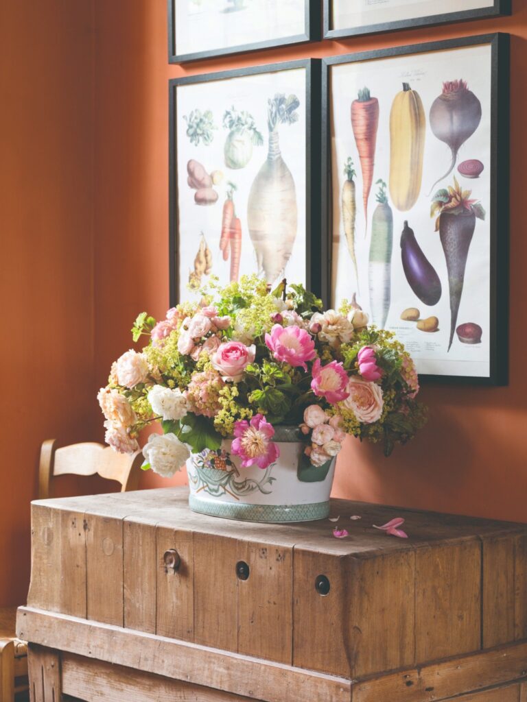 bouquet de fleurs fraîches sur meuble en bois dans une décoration intérieure chaleureuse