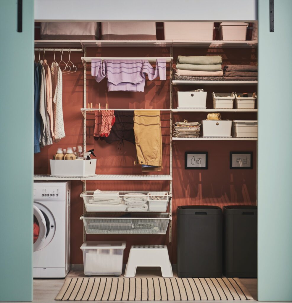 Buanderie organisée avec étagères ouvertes, lave-linge et rangements pour le linge