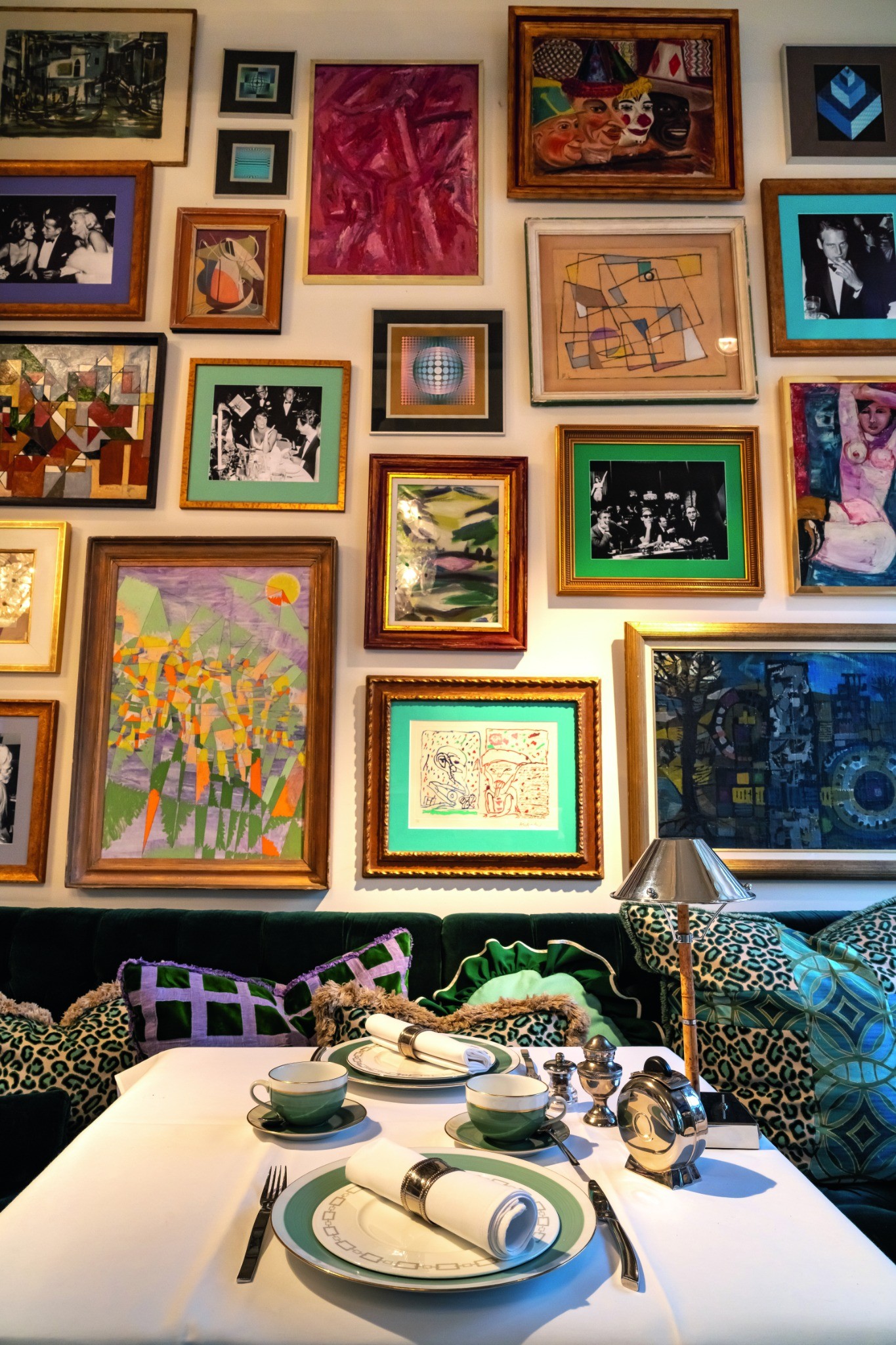 mur de cadres variés style galerie avec accumulation décorative