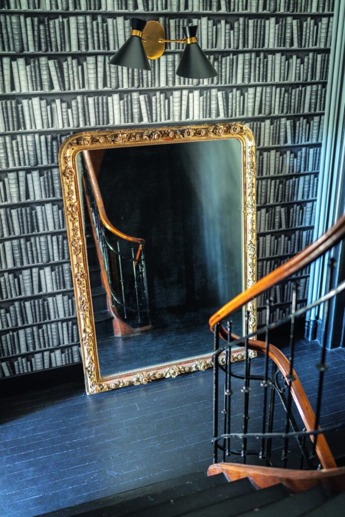 cadre doré sur mur foncé avec contraste décoratif intérieur