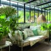véranda aménagée avec banquette et plantes d’intérieur dans une ambiance jardin lumineux
