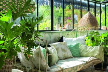 véranda aménagée avec banquette et plantes d’intérieur dans une ambiance jardin lumineux