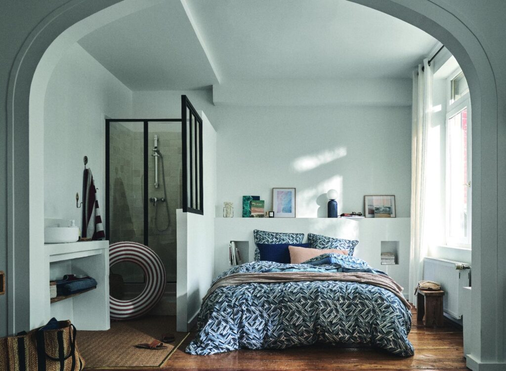 suite parentale moderne avec verrière et salle de bain ouverte