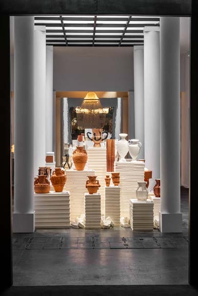 Scénographie design avec objets en terre cuite dans un espace d’exposition au salon Maison&Objet 2026