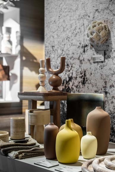 Objets décoratifs artisanaux en céramique et matériaux naturels présentés au salon Maison&Objet 2026