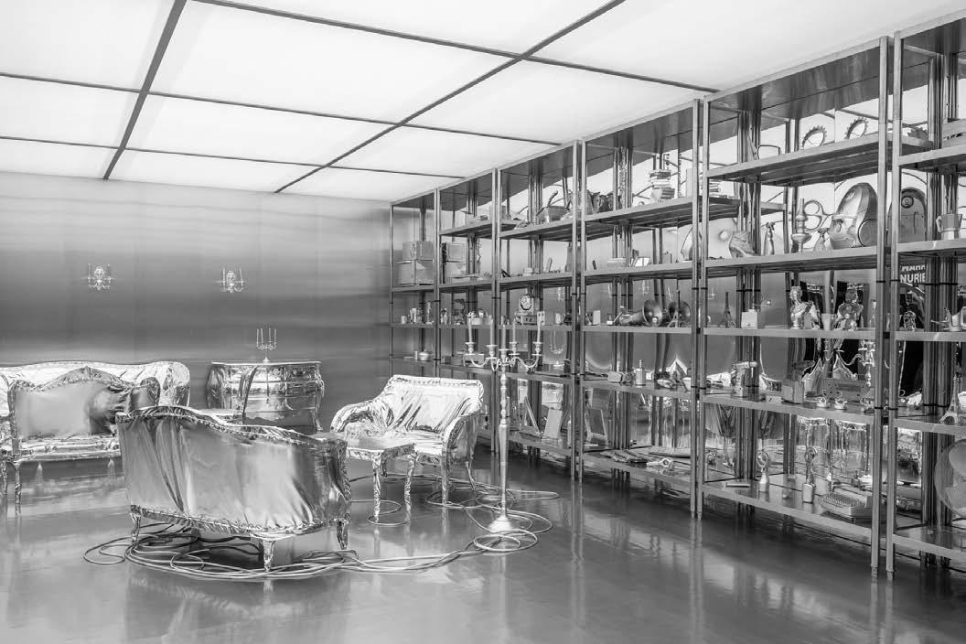 Installation immersive en mobilier argenté et objets design dans l’univers de Harry Nuriev au salon Maison&Objet 2026