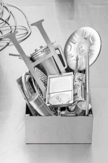 Installation design avec objets métalliques et industriels dans une scénographie Maison&Objet 2026