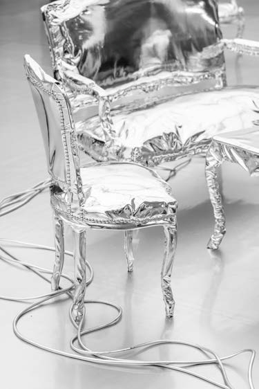 Fauteuil design argenté dans un univers futuriste présenté au salon Maison&Objet 2026