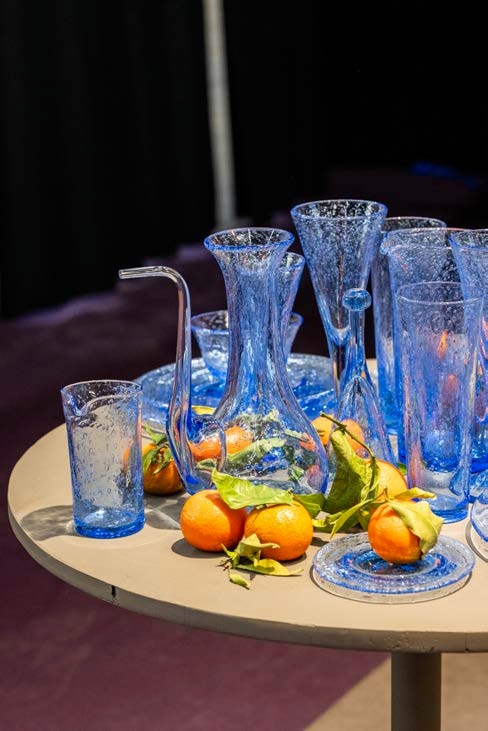 Objets artisanaux en verre soufflé bleu exposés au salon Maison&Objet 2026 dans l’espace Manufactures d’Excellence