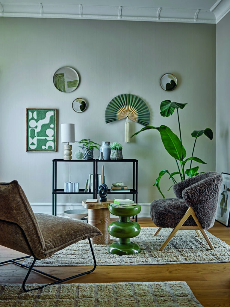 Salon décoré avec détails soignés et ambiance chaleureuse