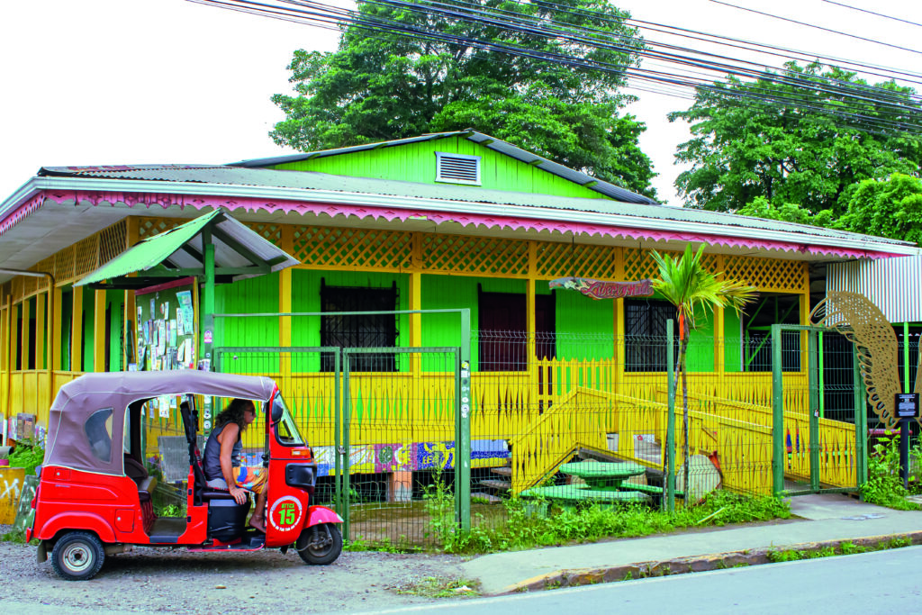 maison coloree typique du Costa Rica avec tuk tuk devant dans un village