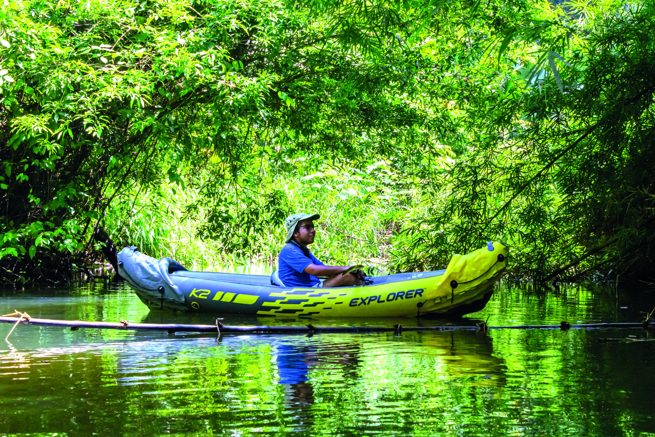 kayak sur une riviere entouree de vegetation tropicale au Costa Rica