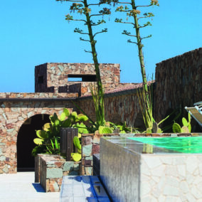 architecture en pierre et piscine du resort Valle dell Erica en Sardaigne